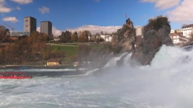 Turistler için büyük turist tekneleri, İsviçre 'deki eski kasabanın arka planına karşı bir sürü güzel beyaz nemli püskürtüyle ünlü Ren Şelalesi' nin yanında yüzüyor. 4k video yavaş çekim UHD