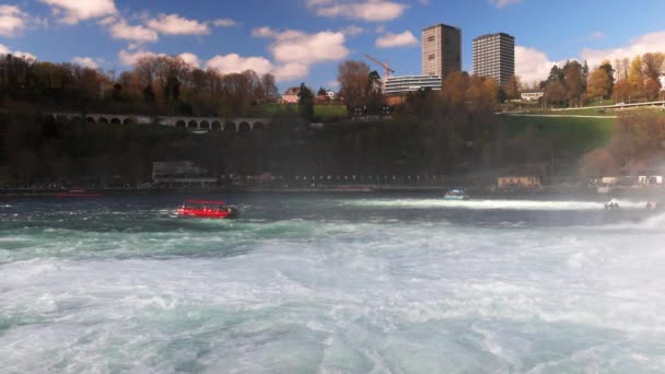 Große Touristenboote Schwimmen Der Nähe Des Großen Kalten Berühmten Rheinfalls — Stockvideo