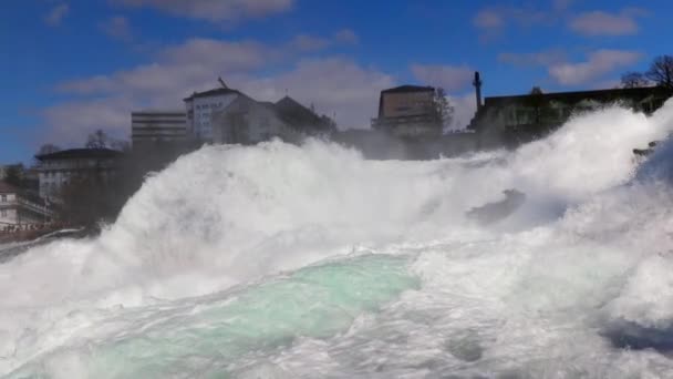 Água Fria Tempestuosa Rápida Cai Pequenas Gotas Espalham Diferentes Direções — Vídeo de Stock