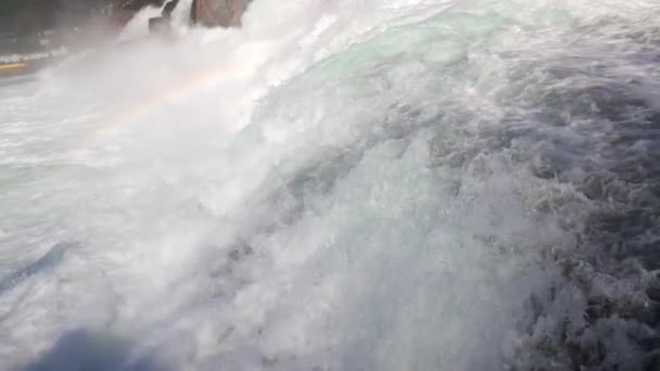 Água Fria Tempestuosa Rápida Cai Pequenas Gotas Espalham Diferentes Direções — Vídeo de Stock