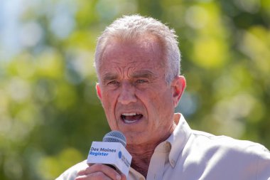 Des Moines, Iowa / ABD - 12 Ağustos 2023: Yazar ve Demokratik başkan adayı Robert F. Kennedy Jr, Des Moines, Iowa 'daki Iowa Eyalet Fuarı siyasi sabun kutusunda destekçilerini selamlıyor.