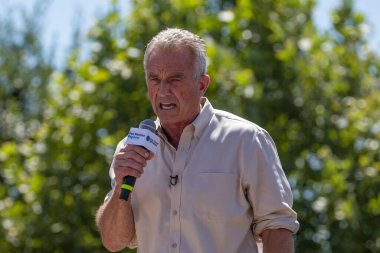 Des Moines, Iowa / ABD - 12 Ağustos 2023: Yazar ve Demokratik başkan adayı Robert F. Kennedy Jr, Des Moines, Iowa 'daki Iowa Eyalet Fuarı siyasi sabun kutusunda destekçilerini selamlıyor.