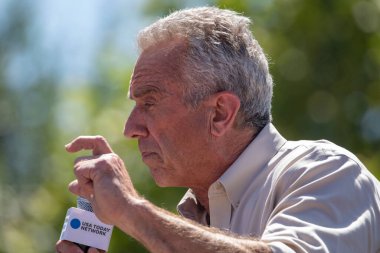 Des Moines, Iowa / ABD - 12 Ağustos 2023: Yazar ve Demokratik başkan adayı Robert F. Kennedy Jr, Des Moines, Iowa 'daki Iowa Eyalet Fuarı siyasi sabun kutusunda destekçilerini selamlıyor.