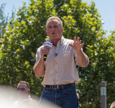 Des Moines, Iowa / ABD - 12 Ağustos 2023: Yazar ve Demokratik başkan adayı Robert F. Kennedy Jr, Des Moines, Iowa 'daki Iowa Eyalet Fuarı siyasi sabun kutusunda destekçilerini selamlıyor.