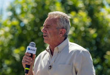 Des Moines, Iowa / ABD - 12 Ağustos 2023: Yazar ve Demokratik başkan adayı Robert F. Kennedy Jr, Des Moines, Iowa 'daki Iowa Eyalet Fuarı siyasi sabun kutusunda destekçilerini selamlıyor.
