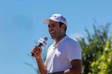 Des Moines, Iowa, ABD - 12 Ağustos 2023: Biyoteknoloji girişimcisi ve Cumhuriyetçi başkan adayı Vivek Ramaswamy, Des Moines, Iowa 'daki Iowa Eyalet Fuarı' nın panayır sohbetlerinde destekçilerini karşıladı.