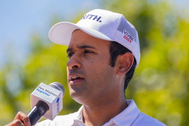 Des Moines, Iowa, ABD - 12 Ağustos 2023: Biyoteknoloji girişimcisi ve Cumhuriyetçi başkan adayı Vivek Ramaswamy, Des Moines, Iowa 'daki Iowa Eyalet Fuarı' nın panayır sohbetlerinde destekçilerini karşıladı.