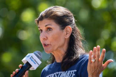 Des Moines, Iowa, ABD - 12 Ağustos 2023: Eski Güney Carolina Valisi ve Cumhuriyetçi başkan adayı Nikki Haley, Des Moines, Iowa 'daki Iowa Eyalet Fuarı siyasi sabun kutusunda destekçilerini karşıladı.