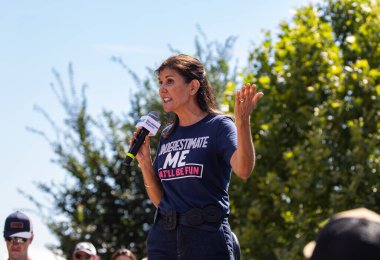 Des Moines, Iowa, ABD - 12 Ağustos 2023: Eski Güney Carolina Valisi ve Cumhuriyetçi başkan adayı Nikki Haley, Des Moines, Iowa 'daki Iowa Eyalet Fuarı siyasi sabun kutusunda destekçilerini karşıladı.
