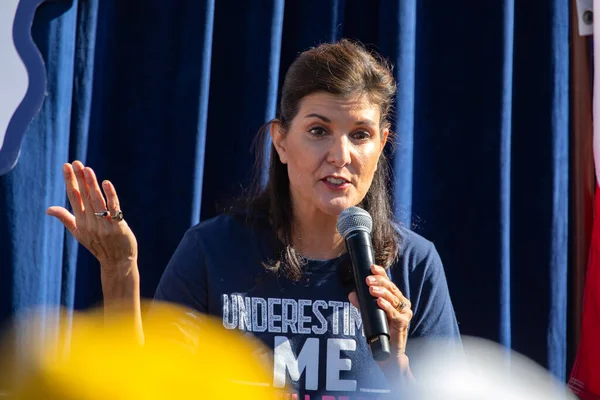 stock image Des Moines, Iowa, USA - August 12, 2023: Former South Carolina Governor and Republican presidential candidate Nikki Haley greets supporters at the Iowa State Fair political soapbox in Des Moines, Iowa.