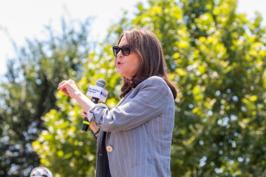 Des Moines, Iowa, ABD - 12 Ağustos 2023: Demokratik başkan adayı Marianne Williamson Des Moines, Iowa, ABD 'deki Iowa eyalet fuarında konuşma yaptı.