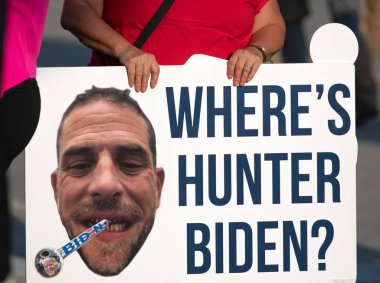 Milwaukee, Wisconsin, ABD - 23 Ağustos 2023: Eski Başkan Donald Trump 'ın bir destekçisi, 2024 Cumhuriyetçi Başkanlık Müzakereleri' nin ilk girişinde bir Hunter Biden protesto tabelası tutuyor.