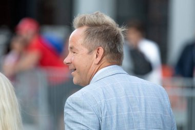 Milwaukee, Wisconsin, ABD - 23 Ağustos 2023: RSNB Sağ Taraf Haber Yayıncısı Brian Glenn, 2024 Cumhuriyetçi Başkanlık Müzakereleri 'nin ilk girişinde destekçilerini karşıladı.