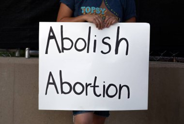Milwaukee, Wisconsin, ABD - 23 Ağustos 2023: Bir protestocu ilk 2024 Cumhuriyetçi Cumhurbaşkanlığı Müzakereleri 'nin girişinde kürtaj karşıtı bir protesto tabelası tutuyor.