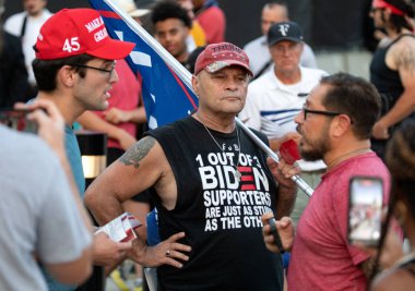 Milwaukee, Wisconsin, ABD - 23 Ağustos 2023: Eski Başkan Donald Trump destekçileri ilk 2024 Cumhuriyetçi Cumhurbaşkanlığı Tartışması 'nda karşı protestocularla tartıştılar.