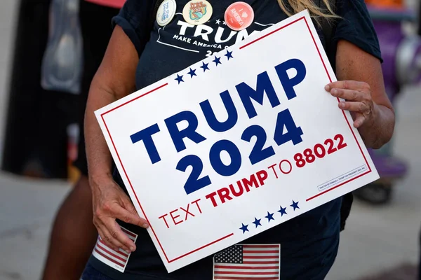 Milwaukee Wisconsin Usa Sierpnia 2023 Zwolennik Byłego Prezydenta Donalda Trumpa — Zdjęcie stockowe