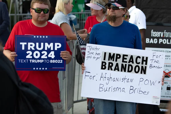 美国威斯康星州密尔沃基 2023年8月23日 前总统唐纳德 特朗普的支持者在2024年共和党总统辩论的入口处高举抗议标语 — 图库照片#