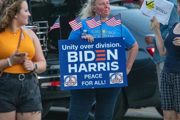 アメリカ合衆国ウィスコンシン州ミルウォーキー 2023年8月23日 ジョー バイデン大統領の支持者が 最初の2024年の共和党大統領討論会の入り口で抗議サインを開催 — ストック写真