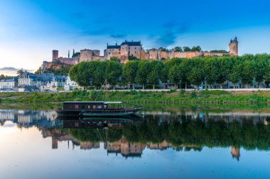 Chinon, Fransa 'nın Val de Loire şehrinin göbeğinde yer alır. Şatosu, Chinon Şatosu ve tarihi kasabası kadar şaraplarıyla da tanınır. Chinon önemli ve stratejik bir rol oynadı