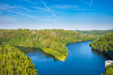 Rappbodetalsperre Gölü üzerindeki yaya asma köprüsü ve Almanya 'nın Harz Dağları Ulusal Parkı' ndaki Rappbode Nehri, güneşli bir günde