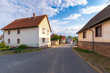 Wollersleben, Thuringen, Almanya, eski köy manzarası. Dar sokak, eski mimar ve kilise.