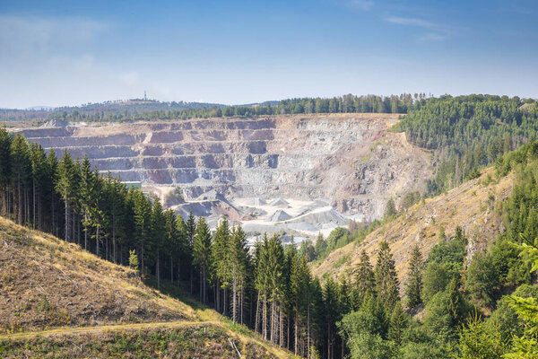 Пейзаж Дер-Харц национальный парк, Германия. Активный карьерный камень.     