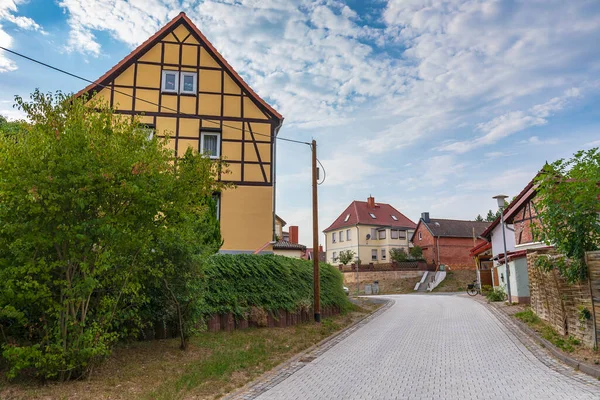ウルラースレーベン ツリンゲン ドイツ 古い村の通りの景色 狭い路地 古い建築と教会 — ストック写真