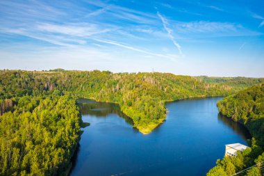 Rappbodetalsperre Gölü üzerindeki yaya asma köprüsü ve Almanya 'nın Harz Dağları Ulusal Parkı' ndaki Rappbode Nehri, güneşli bir günde
