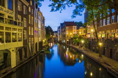 31-05-2020 Utrecht, Hollanda - Geleneksel Hollanda evleri, sokaklar ve köprüler alacakaranlıkta. Oudegracht Kanalı, şehir merkezi, Yüksek Dinamik Mesafe HDR resmi