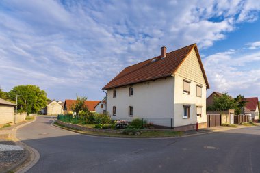 Wollersleben, Thuringen, Almanya, eski köy manzarası. Dar sokak, eski mimar ve kilise.