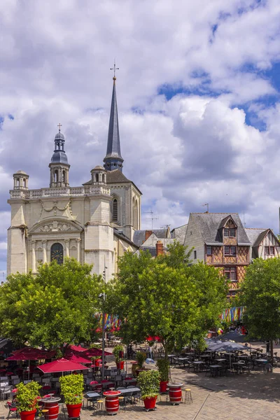 法国索木尔市 位于卢瓦尔河畔 白天在一片美丽的云彩下 免版税图库图片