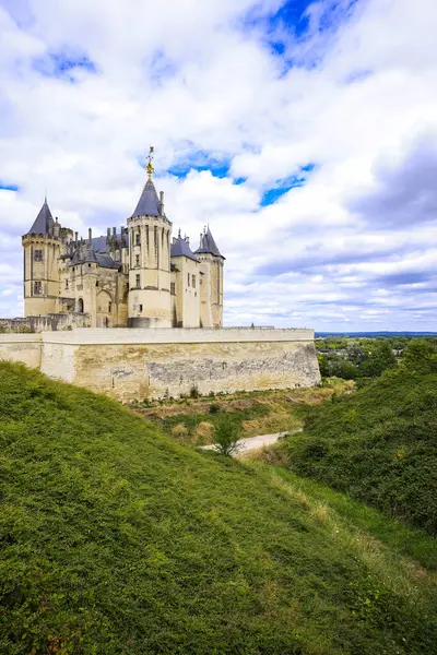 美丽的法国索缪尔城堡 位于卢瓦尔河畔 白天阳光灿烂 景色优美 图库照片