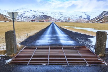 Güney İzlanda 1. Karlı Yol Gün batımında ve dramatik gökyüzü ve manzara.