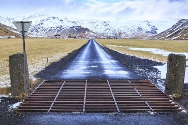 Güney İzlanda 1. Karlı Yol Gün batımında ve dramatik gökyüzü ve manzara.