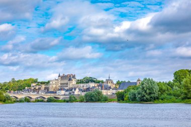 Fransa 'daki Loire Vadisi' nin Indre-et-Loire 'deki Amboise köyünde. Meşhur Şato Amboise Kalesi 'ni bilir..