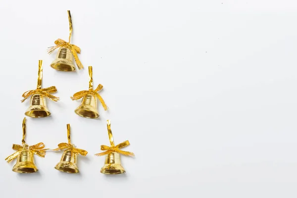 Złoty Dzwonek Świąteczny Pustą Przestrzenią Białym Tle Świąteczne Dekoracje Puste — Zdjęcie stockowe