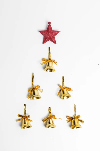 Gouden Kerstbel Met Kerstster Witte Achtergrond Kerstversiering — Stockfoto