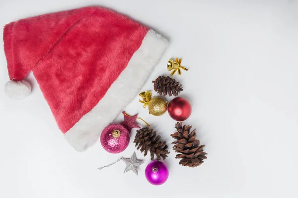 白い背景にクリスマスの装飾が施されたサンタクロースの帽子 クリスマスの装飾 — ストック写真