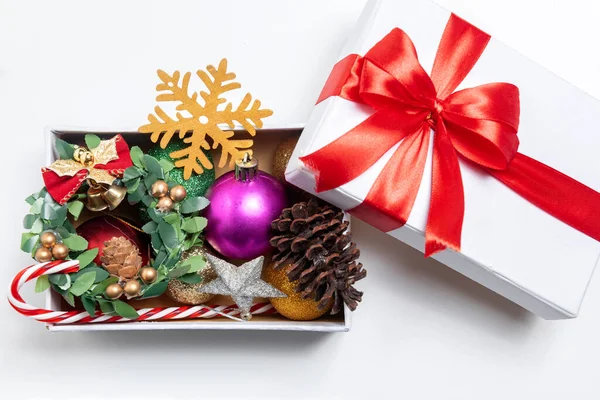 白い背景にクリスマスの装飾が施されたギフトボックス クリスマスの装飾 — ストック写真