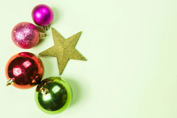 有彩色背景的彩色圣诞球的恒星 — 图库照片