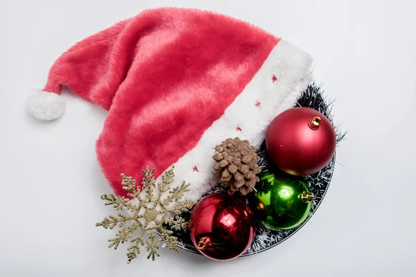Шляпа Санта Клауса Рождественским Орнаментом Белом Фоне Рождественские Украшения — стоковое фото
