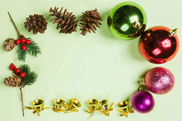 Fenyőtobozok Karácsonyi Harangokkal Színes Karácsonyi Labdákkal Üres Terekkel Színes Háttérrel — Stock Fotó