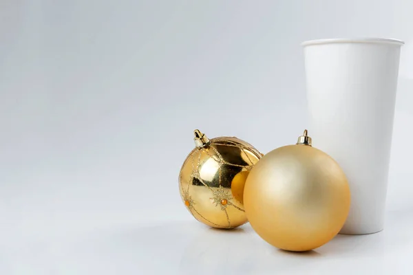 Пластиковая Чашка Рождественский Орнамент Белом Фоне Рождественские Украшения — стоковое фото