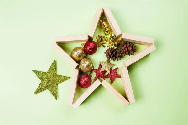 Drewniane Kostki Ukształtowały Gwiazdę Bożego Narodzenia Ozdobą Świąteczną Kolorowym Tle — Zdjęcie stockowe