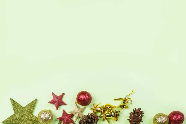 Çam Kozalakları Noel Çanları Olan Yıldızlar Renkli Arka Planda Boş — Stok fotoğraf