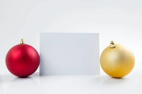 Пустая Бумага Рождественский Шар Белом Фоне Рождественское Украшение Пустая Бумага — стоковое фото