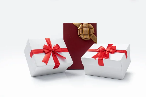 Caixa Presente Com Fita Colorida Fundo Branco Decoração Natal — Fotografia de Stock