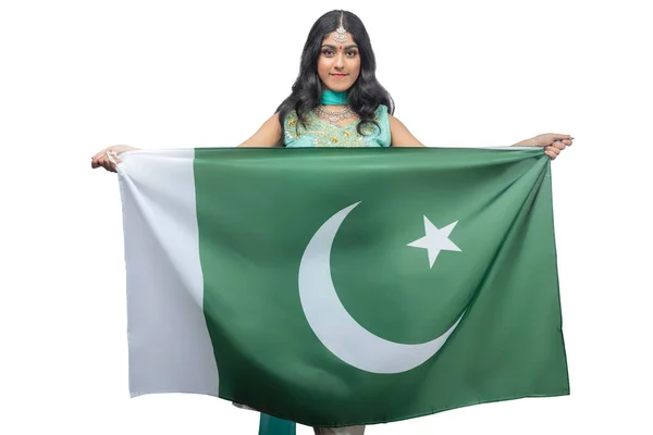 Γυναίκα Που Κρατά Σημαία Του Πακιστάν Απομονωμένη Λευκό Φόντο — Φωτογραφία Αρχείου