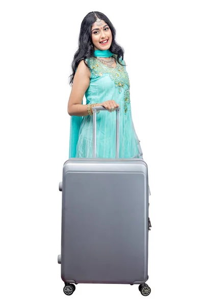 Indiase Vrouw Dragen Koffer Geïsoleerd Witte Achtergrond — Stockfoto