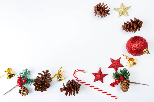 Fenyőtobozok Csillagok Karácsonyi Harangokkal Karácsonyi Labdákkal Üres Terekkel Fehér Háttérrel — Stock Fotó